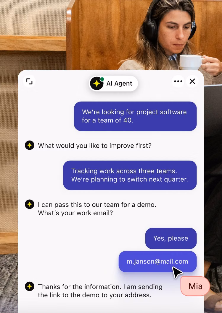 AI Agent chat qualifying a visitor and creating a HubSpot contact