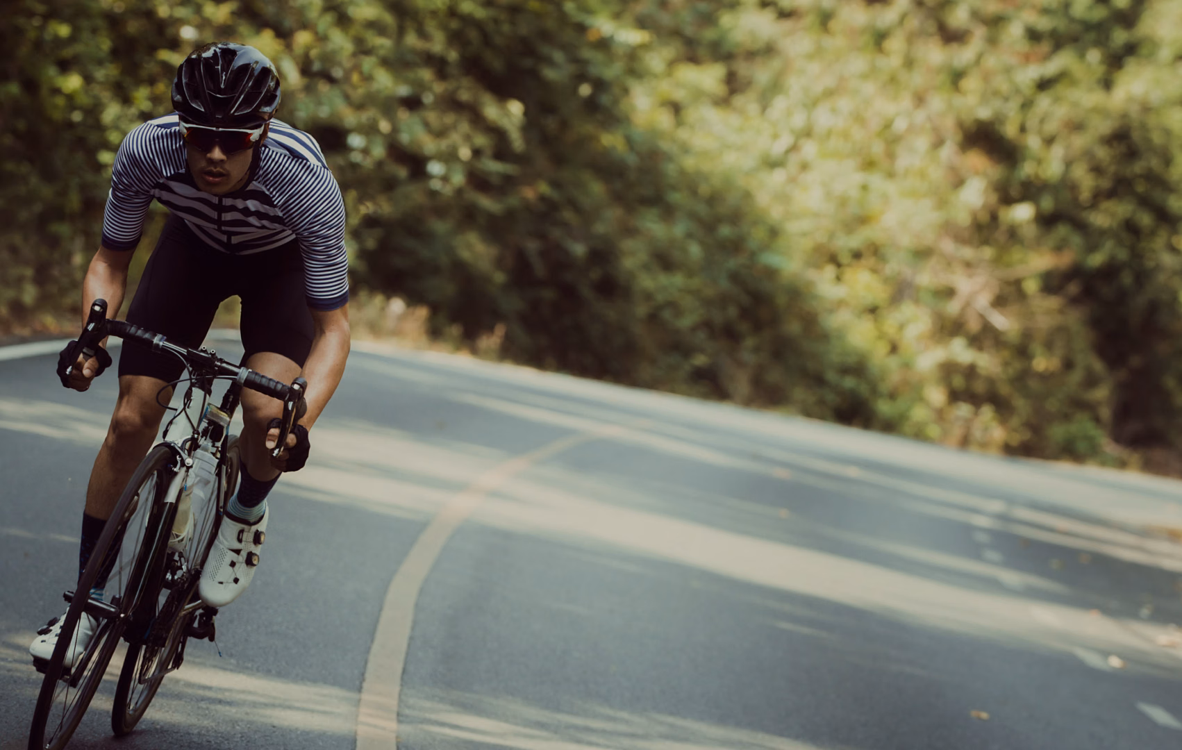 AI Agent chat recommending cycling shoes to a shopper, with size options and an added-to-cart confirmation